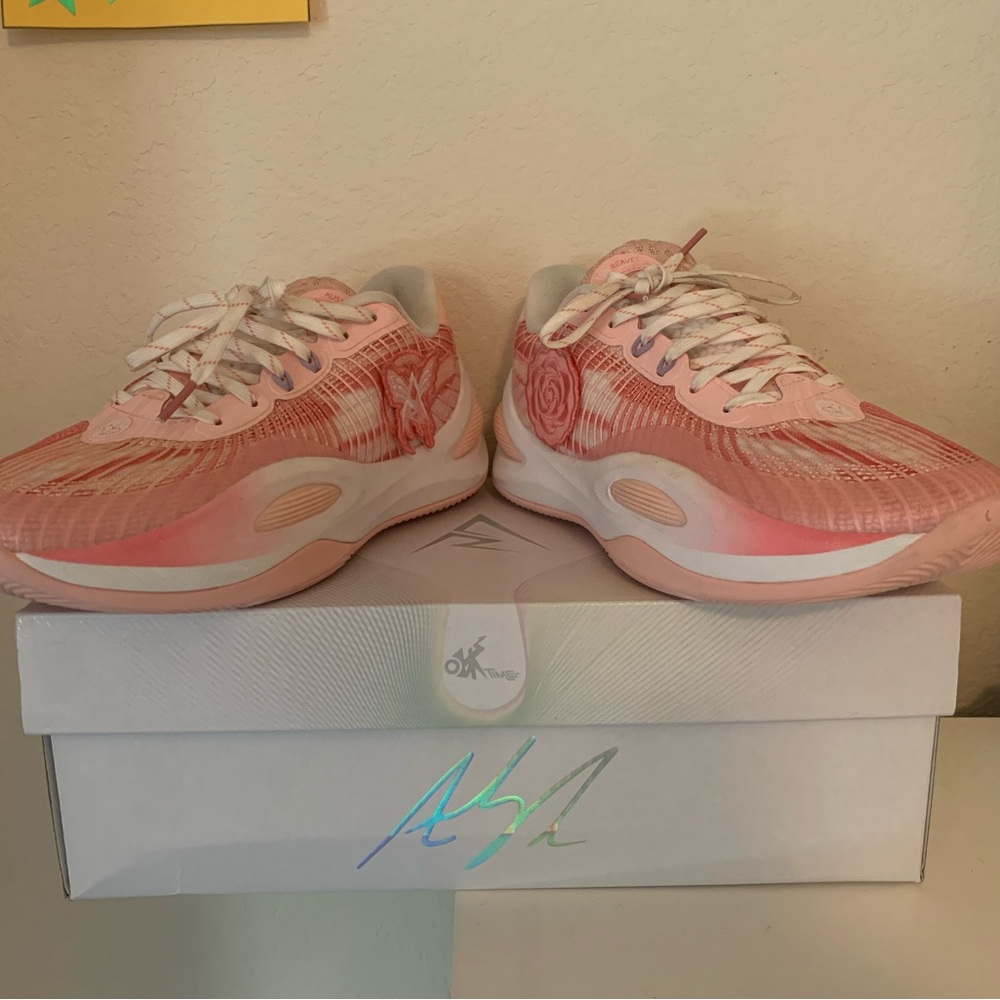 Stylish AR1 “Valentine” Rigorer Basketball Shoes(only worn 3 times)